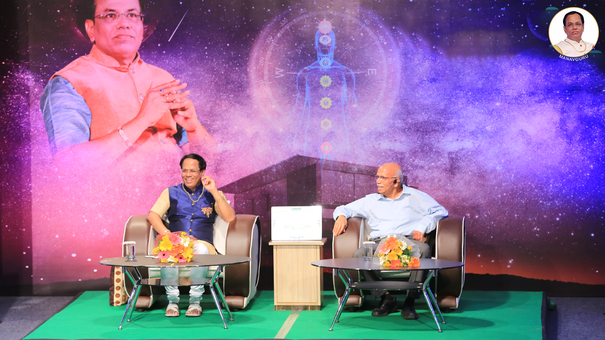 ManavGuruji's tweet photo. Throwback to the wonderful moments from Manavguru’s health segment event. Organized in 2018 in Banglore with Dr B.M.Hegade.Where ManavGuru & Dr B.M.Hegade guided people to connect with Universal Energy through his knowledge to solve their health problems. #manavguru #manavguruji https://t.co/QOEJdKEKbh