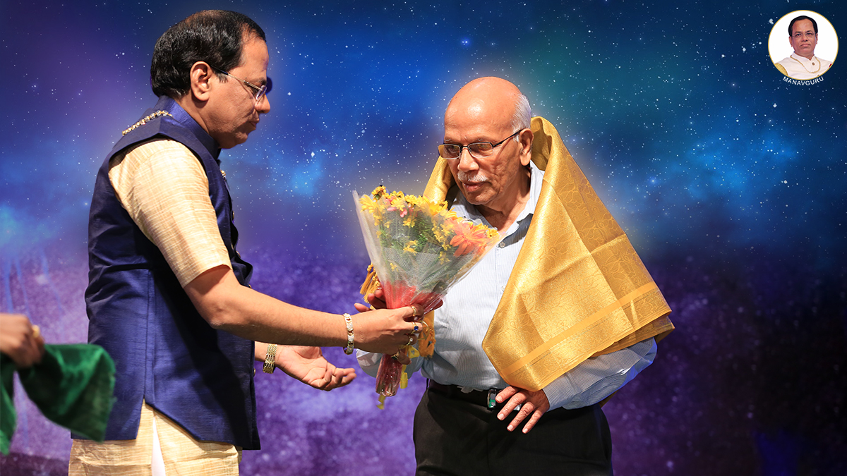 ManavGuruji's tweet photo. Throwback to the wonderful moments from Manavguru’s health segment event. Organized in 2018 in Banglore with Dr B.M.Hegade.Where ManavGuru & Dr B.M.Hegade guided people to connect with Universal Energy through his knowledge to solve their health problems. #manavguru #manavguruji https://t.co/QOEJdKEKbh