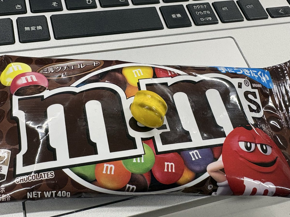 aki77se's tweet photo. M&amp;M'sの中に、チーズバーガーが入っていた🙄 https://t.co/n5Fu3CSwzx