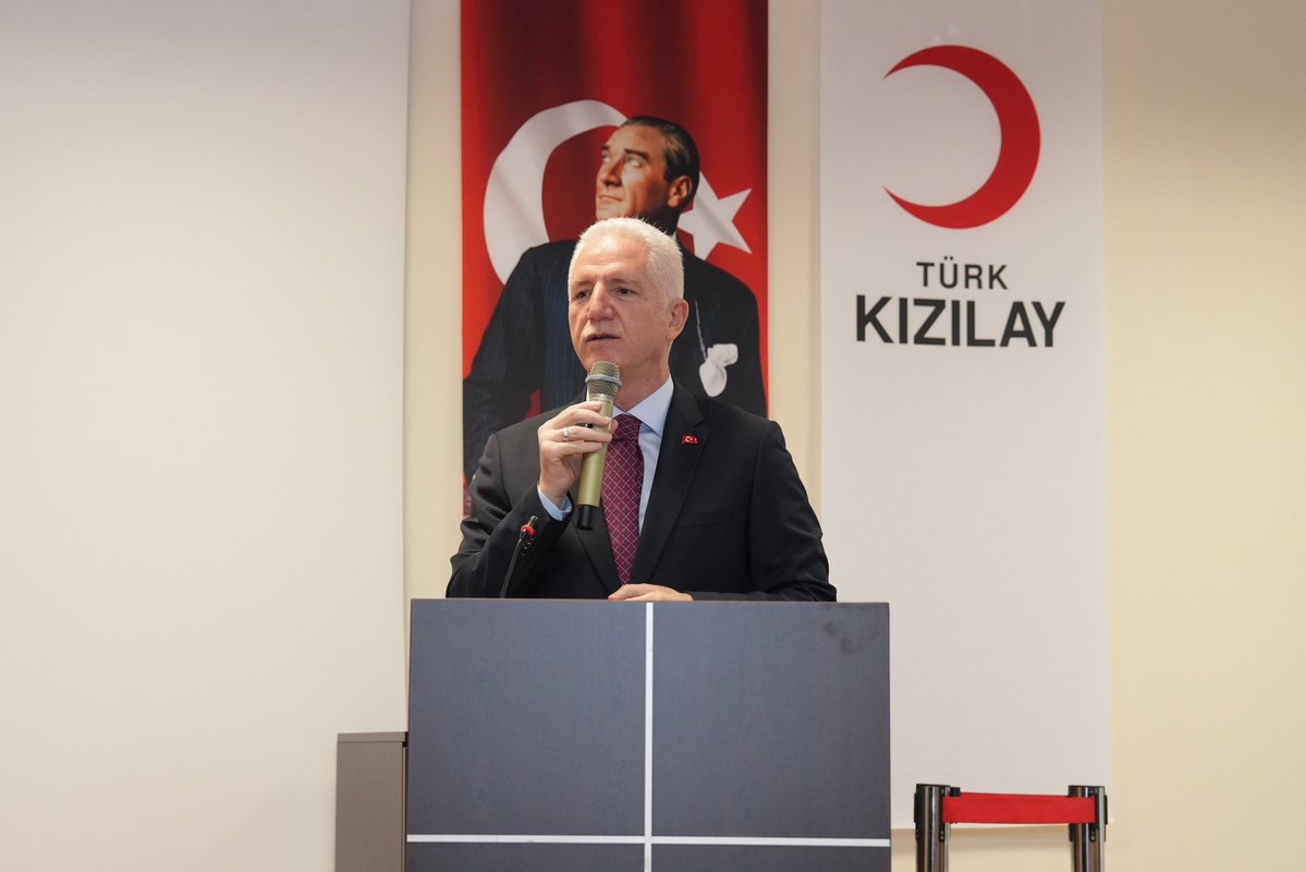 TC_istanbul's tweet photo. İstanbul’da kan bağışına anlamlı destek.

İstanbul’da kan hizmetlerinin kapasitesini artırmak amacıyla hayırseverler tarafından bağışlanan 20 kan çalkalama cihazı Türk Kızılay’a teslim edildi. 

Valimiz Davut Gül, bu kapsamda Türk Kızılay İstanbul İl Başkanlığı tarafından düzenlenen Kan Çalkalama Cihazları Teslim Töreni’ne katıldı.

Törende Vali Gül, kan bağışı hizmetlerine katkı sunan hayırseverlerimize teşekkür etti.

✅ Kan Çalkalama Cihazları ile kan bağışı sırasında kanın torba içerisinde düzenli şekilde karıştırılması ve bağış sürecinin kontrollü, güvenli ve standartlara uygun şekilde gerçekleştirilmesi sağlanıyor.

✅ Günlük ortalama 530 personelin sahada görev yaptığı, 370 kan çalkalama cihazının bulunduğu İstanbul’da, yeni cihazlarla birlikte sayı 390’a yükselecek.

✅ Halihazırda günlük ortalama 50 noktada 50 ekip görev yapıyor ve yaklaşık 2.200 ünite kan bağışı alınıyor. Cihaz sayısındaki artışla birlikte günlük 5 ilave ekip daha sahaya çıkabilecek; toplam ekip sayısı 55’e, günlük kan bağışı ise yaklaşık 2.500 üniteye ulaşacak.

Bu kapasite artışıyla;

✅ Yılda yaklaşık 108 bin ünite daha fazla kan toplanması,

✅ Yılda yaklaşık 250 bin kan ürününün hastaların tedavisine ulaştırılmasına katkı sağlanması öngörülüyor.

@gul_davut

📍Kartal