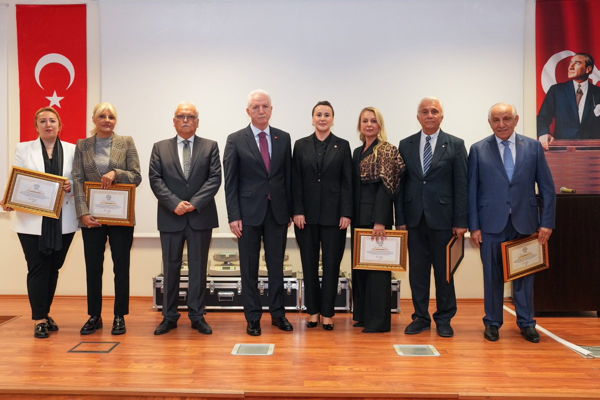 TC_istanbul's tweet photo. İstanbul’da kan bağışına anlamlı destek.

İstanbul’da kan hizmetlerinin kapasitesini artırmak amacıyla hayırseverler tarafından bağışlanan 20 kan çalkalama cihazı Türk Kızılay’a teslim edildi. 

Valimiz Davut Gül, bu kapsamda Türk Kızılay İstanbul İl Başkanlığı tarafından düzenlenen Kan Çalkalama Cihazları Teslim Töreni’ne katıldı.

Törende Vali Gül, kan bağışı hizmetlerine katkı sunan hayırseverlerimize teşekkür etti.

✅ Kan Çalkalama Cihazları ile kan bağışı sırasında kanın torba içerisinde düzenli şekilde karıştırılması ve bağış sürecinin kontrollü, güvenli ve standartlara uygun şekilde gerçekleştirilmesi sağlanıyor.

✅ Günlük ortalama 530 personelin sahada görev yaptığı, 370 kan çalkalama cihazının bulunduğu İstanbul’da, yeni cihazlarla birlikte sayı 390’a yükselecek.

✅ Halihazırda günlük ortalama 50 noktada 50 ekip görev yapıyor ve yaklaşık 2.200 ünite kan bağışı alınıyor. Cihaz sayısındaki artışla birlikte günlük 5 ilave ekip daha sahaya çıkabilecek; toplam ekip sayısı 55’e, günlük kan bağışı ise yaklaşık 2.500 üniteye ulaşacak.

Bu kapasite artışıyla;

✅ Yılda yaklaşık 108 bin ünite daha fazla kan toplanması,

✅ Yılda yaklaşık 250 bin kan ürününün hastaların tedavisine ulaştırılmasına katkı sağlanması öngörülüyor.

@gul_davut

📍Kartal