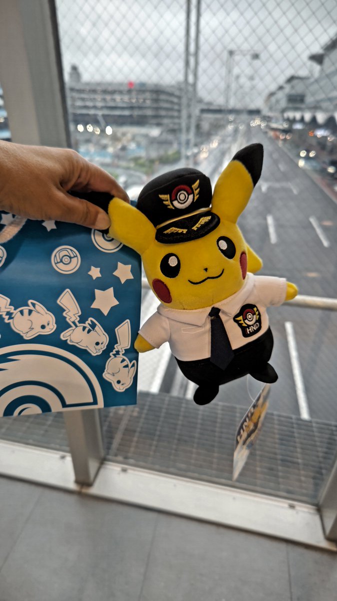 shibaPokemon's tweet photo. 雨☔️で暇だったので…主人を誘って羽田空港へ✈️

飛行機柄のレイド終わったら、ひたすらギフト集めを😂
自分へのお土産にピカチュウ買った🙌

今日から出ているサングラスヒトカゲでは無かった。。光るまでまた行こうかな🥳 https://t.co/1gWF1CjZHn