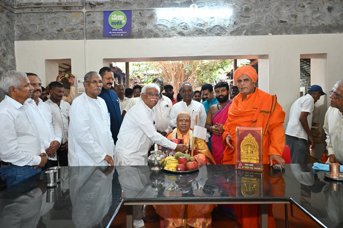 BasanagoudaBJP's tweet photo. ವಿಜಯಪುರ ತಾಲ್ಲೂಕಿನ ಕಗ್ಗೋಡ ಗ್ರಾಮದಲ್ಲಿರುವ ನಮ್ಮ ಶ್ರೀ ಸಿದ್ದೇಶ್ವರ ಸಂಸ್ಥೆಯ ಶ್ರೀ ರಾಮನಗೌಡ ಬಾಪುಗೌಡ ಪಾಟೀಲ ಯತ್ನಾಳ ಗೋ ರಕ್ಷಾ ಕೇಂದ್ರಕ್ಕೆ ಇಂದು ಶ್ರೀ ಶ್ರೀ ಶ್ರೀ1008 ಶ್ರೀಶೈಲ ಜಗದ್ಗುರುಗಳಾದ ಡಾ.ಚನ್ನಸಿದ್ಧರಾಮ ಪಂಡಿತಾರಾಧ್ಯ ಶಿವಾಚಾರ್ಯ ಮಹಾಸ್ವಾಮಿಗಳು ಭೇಟಿ ನೀಡಿ, ಆಶೀರ್ವದಿಸಿದರು. ಪೂಜ್ಯ ಶ್ರೀಗಳಿಗೆ ಶ್ರೀ ಸಿದ್ದೇಶ್ವರ ಸಂಸ್ಥೆ ವತಿಯಿಂದ ಸತ್ಕರಿಸಲಾಯಿತು. ಸಂಸ್ಥೆಯ ಪದಾಧಿಕಾರಿಗಳು, ಮುಖಂಡರು, ಹಿತೈಷಿಗಳು, ಅಭಿಮಾನಿಗಳು ಉಪಸ್ಥಿತರಿದ್ದರು.