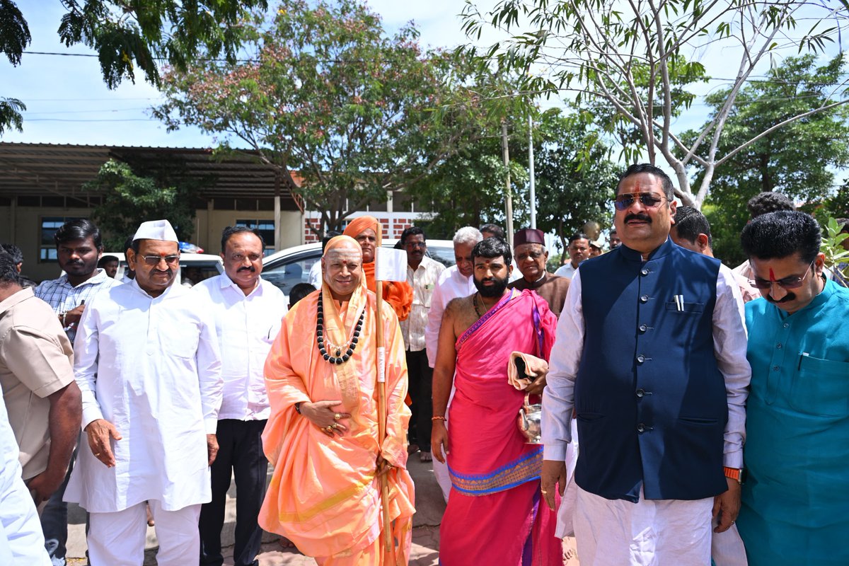 BasanagoudaBJP's tweet photo. ವಿಜಯಪುರ ತಾಲ್ಲೂಕಿನ ಕಗ್ಗೋಡ ಗ್ರಾಮದಲ್ಲಿರುವ ನಮ್ಮ ಶ್ರೀ ಸಿದ್ದೇಶ್ವರ ಸಂಸ್ಥೆಯ ಶ್ರೀ ರಾಮನಗೌಡ ಬಾಪುಗೌಡ ಪಾಟೀಲ ಯತ್ನಾಳ ಗೋ ರಕ್ಷಾ ಕೇಂದ್ರಕ್ಕೆ ಇಂದು ಶ್ರೀ ಶ್ರೀ ಶ್ರೀ1008 ಶ್ರೀಶೈಲ ಜಗದ್ಗುರುಗಳಾದ ಡಾ.ಚನ್ನಸಿದ್ಧರಾಮ ಪಂಡಿತಾರಾಧ್ಯ ಶಿವಾಚಾರ್ಯ ಮಹಾಸ್ವಾಮಿಗಳು ಭೇಟಿ ನೀಡಿ, ಆಶೀರ್ವದಿಸಿದರು. ಪೂಜ್ಯ ಶ್ರೀಗಳಿಗೆ ಶ್ರೀ ಸಿದ್ದೇಶ್ವರ ಸಂಸ್ಥೆ ವತಿಯಿಂದ ಸತ್ಕರಿಸಲಾಯಿತು. ಸಂಸ್ಥೆಯ ಪದಾಧಿಕಾರಿಗಳು, ಮುಖಂಡರು, ಹಿತೈಷಿಗಳು, ಅಭಿಮಾನಿಗಳು ಉಪಸ್ಥಿತರಿದ್ದರು.