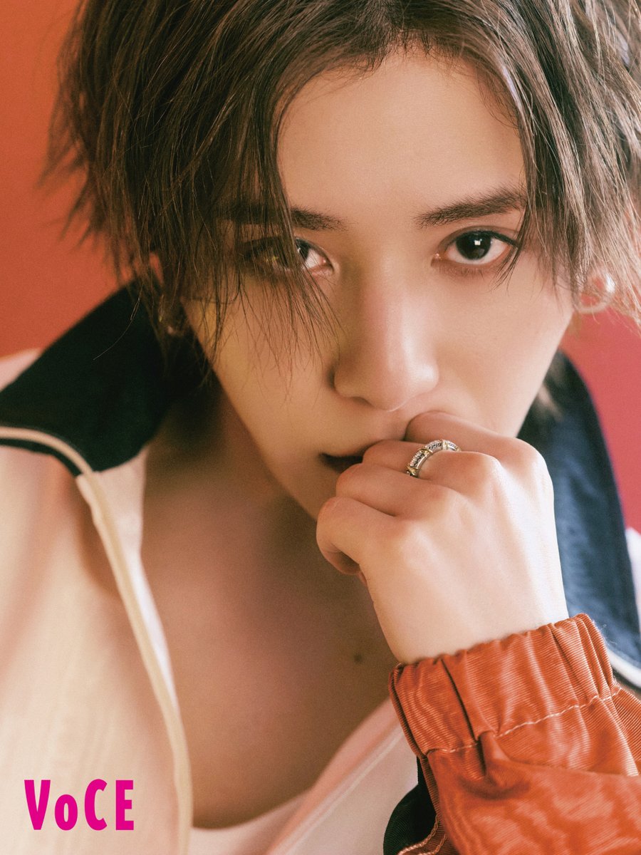 oricon's tweet photo. 山田涼介、危うくも官能的なメイク披露
⠀
📖『VOCE』11月号
連載「BEAUTY DIARIES」で
「夜」のあれこれ語る
⠀
内側から輝く美しさの秘訣も明かす
https://t.co/Xlpz5tffwa 
⠀
#山田涼介 https://t.co/g0hVXYCUXN