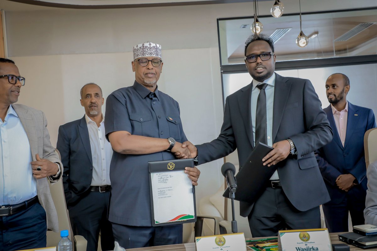 SLMoEM's tweet photo. 𝐒𝐢𝐠𝐧𝐢𝐧𝐠 𝐨𝐟 Environmental Management Framework between Somaliland’s Ministries of Energy &amp; Minerals and Environment &amp; Climate Change to strengthen environmental protection and climate action.  #SomalilandMoEM #EnvironmentalProtection #ClimateAction #Somalilandpeace. https://t.co/SxD4NV9Rcx