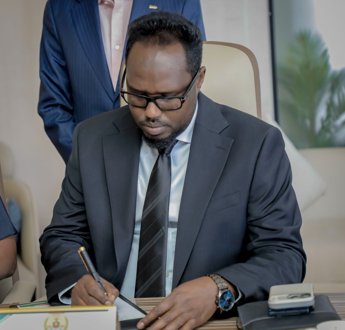 SLMoEM's tweet photo. 𝐒𝐢𝐠𝐧𝐢𝐧𝐠 𝐨𝐟 Environmental Management Framework between Somaliland’s Ministries of Energy &amp; Minerals and Environment &amp; Climate Change to strengthen environmental protection and climate action.  #SomalilandMoEM #EnvironmentalProtection #ClimateAction #Somalilandpeace. https://t.co/SxD4NV9Rcx