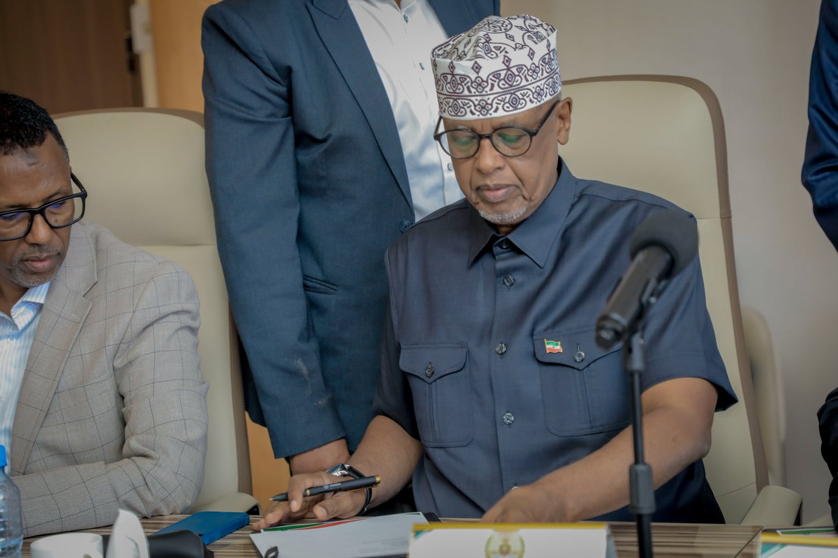 SLMoEM's tweet photo. 𝐒𝐢𝐠𝐧𝐢𝐧𝐠 𝐨𝐟 Environmental Management Framework between Somaliland’s Ministries of Energy &amp; Minerals and Environment &amp; Climate Change to strengthen environmental protection and climate action.  #SomalilandMoEM #EnvironmentalProtection #ClimateAction #Somalilandpeace. https://t.co/SxD4NV9Rcx