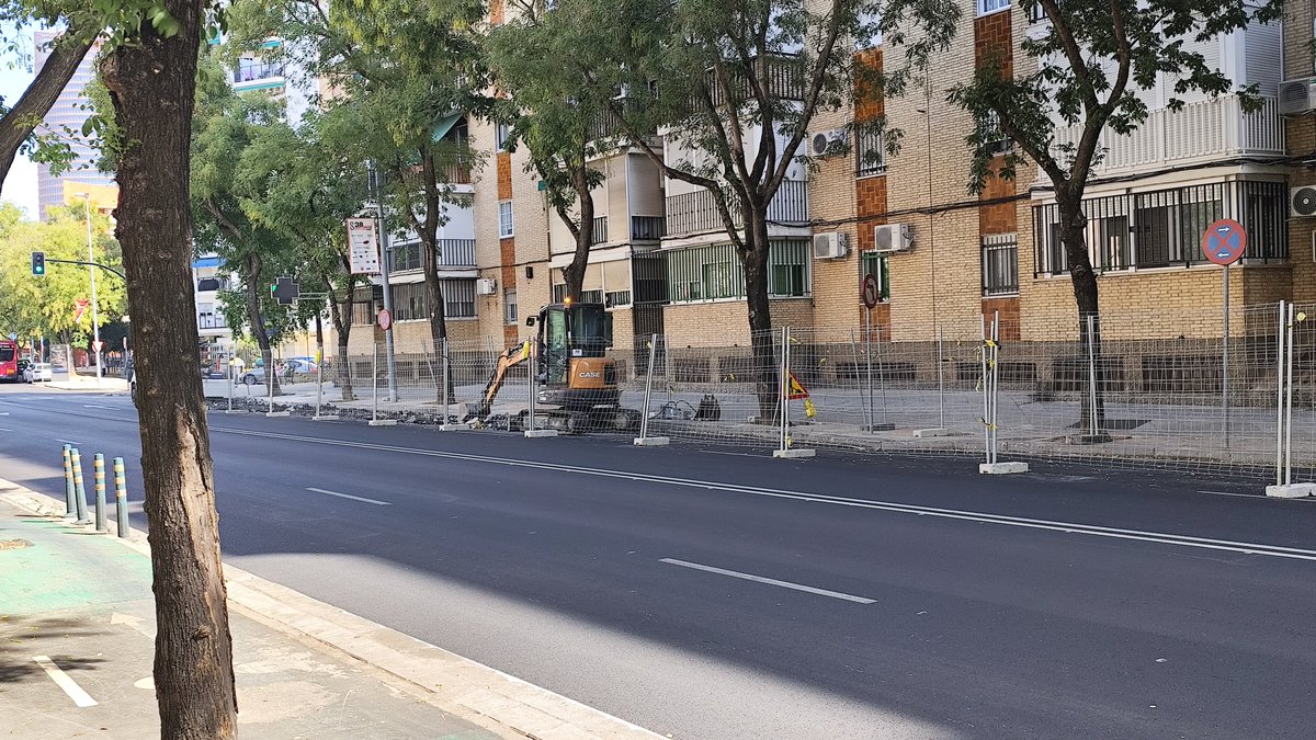 TuitoMigue's tweet photo. Hace menos de 2 semanas se "culmina" el reasfaltado de Ronda de Triana.
No-sorpresa del día: la calle en obras.

#SevillaEstáEnMarcha #Joseluí #Sevilla https://t.co/MZ7CnRozKE