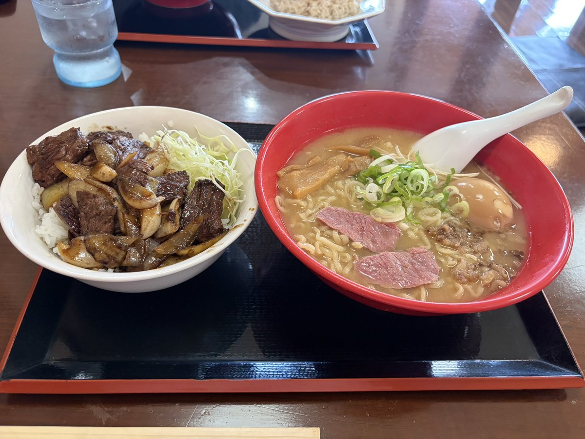 SLOTDQN's tweet photo. 昼暇だったから上司と牛骨ラーメンって気にならん？って話になって早速向かったけどクソだった
スープは味噌汁みたいな味で牛要素ほぼゼロのあっさり（しすぎている）で全てにおいて正解の逆をつく食べ物だった
まじで味噌汁にラーメン入れた味 https://t.co/YB8B6Rk9LL