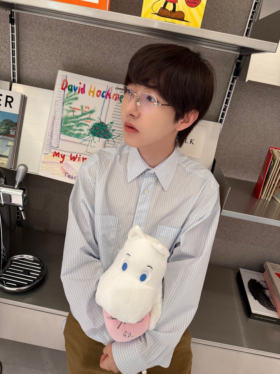 renjeonah's tweet photo. “— His love for the Moomins began with a Moomintroll plush, and in a true full-circle moment, RENJUN and Moomin fans can now celebrate their shared love for both in a special new form: a Moomintroll plush holding a pink heart featuring RENJUN's signature.”

💛🤍 https://t.co/U6qoWcCmiW