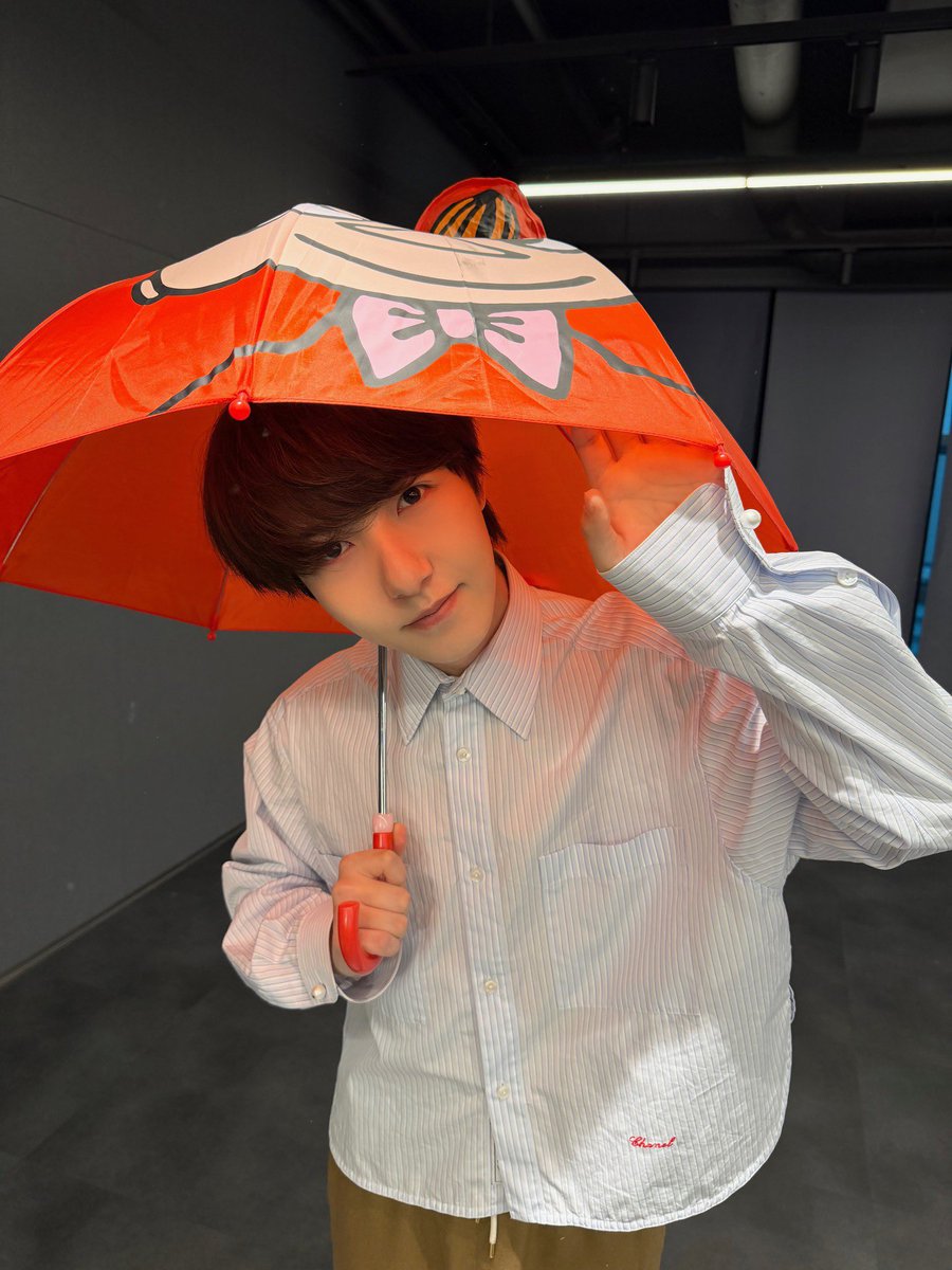 renjeonah's tweet photo. “— His love for the Moomins began with a Moomintroll plush, and in a true full-circle moment, RENJUN and Moomin fans can now celebrate their shared love for both in a special new form: a Moomintroll plush holding a pink heart featuring RENJUN's signature.”

💛🤍 https://t.co/U6qoWcCmiW