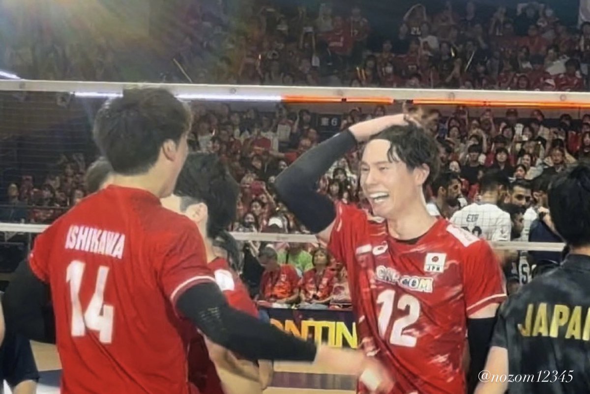 nozom12345's tweet photo. くしゃくしゃの笑顔でハグしてた
藍くんと石川選手😭

劣勢の時でも上手くいかない時でも
すぐ輪を作ってみんなで目を合わせる
誰も1人にさせないこの日本代表が大好き。

感動をありがとう！優勝おめでとう🏆´-

#髙橋藍　#石川祐希　#アジア選手権
#バレーボール男子日本代表 https://t.co/Nto7RbBquS