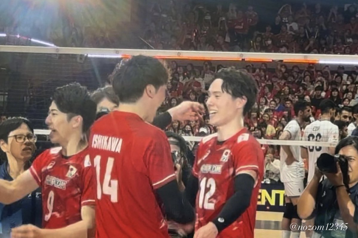 nozom12345's tweet photo. くしゃくしゃの笑顔でハグしてた
藍くんと石川選手😭

劣勢の時でも上手くいかない時でも
すぐ輪を作ってみんなで目を合わせる
誰も1人にさせないこの日本代表が大好き。

感動をありがとう！優勝おめでとう🏆´-

#髙橋藍　#石川祐希　#アジア選手権
#バレーボール男子日本代表 https://t.co/Nto7RbBquS