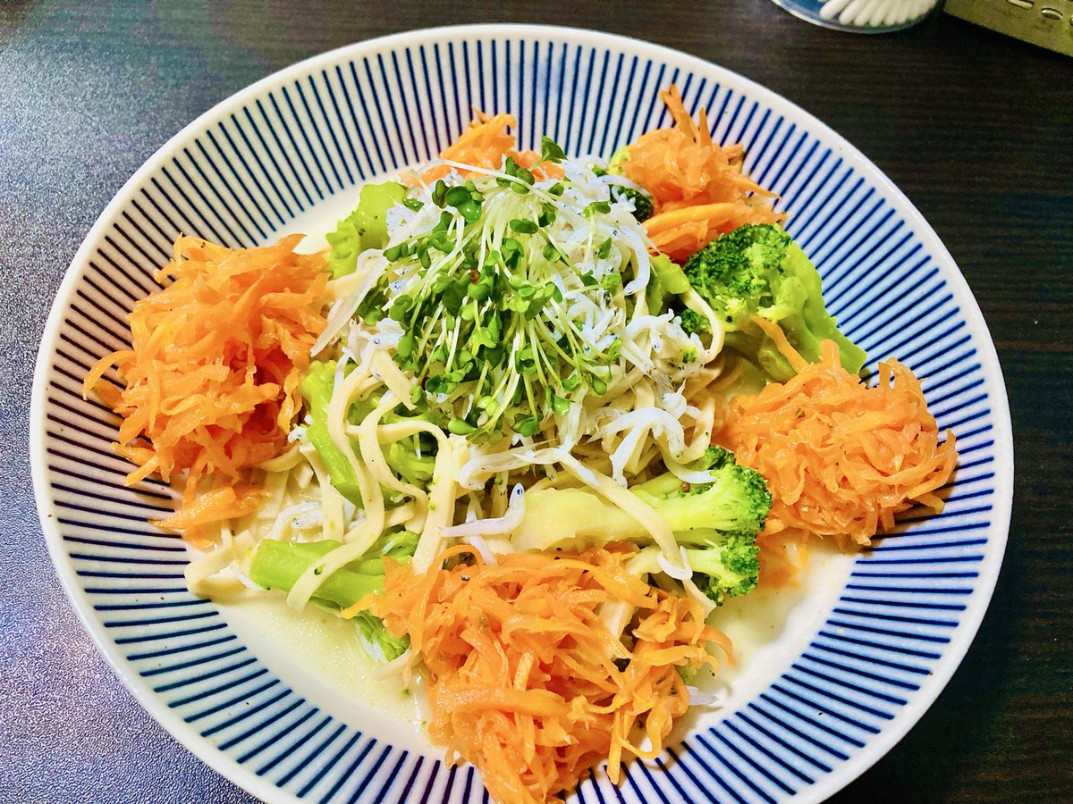 Minimini5757's tweet photo. 大豆麺を頂いたので、しらすとブロッコリー🥦のペペロンチーノと作り置きのキャロットラペを添えてみました😊 https://t.co/MeTHz2IT5C