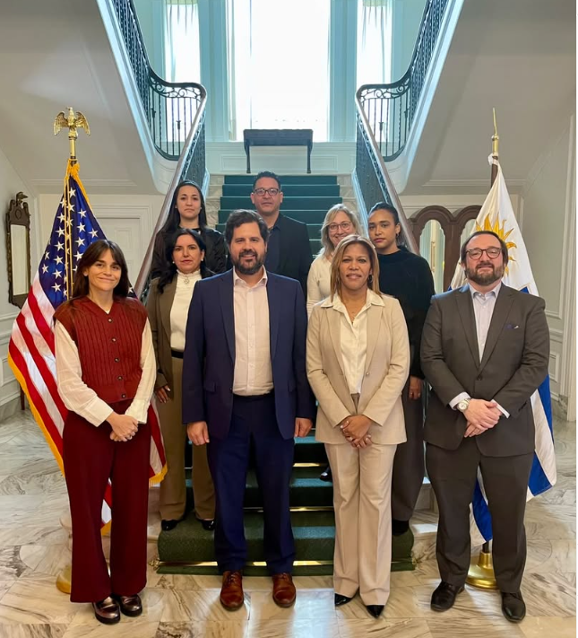 El Encargado de Negocios de EE.UU., Chris Andino junto a colegas de @USEmbassyMVD y miembros de la comunidad de cubanos que viven en Uruguay en la residencia del Embajador de EE.UU. en Uruguay