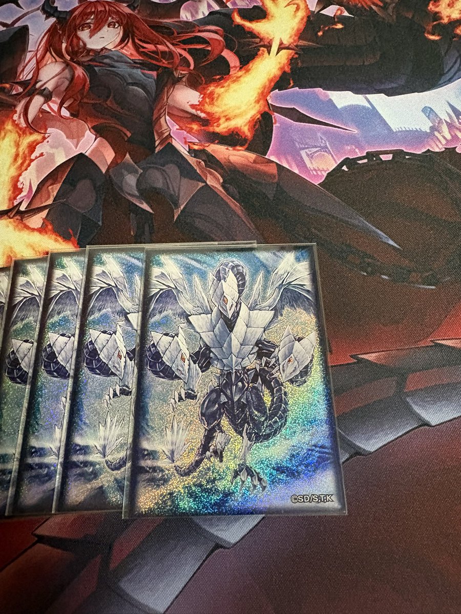 darumen_game's tweet photo. トリシューラスリーブめっちゃかっこいいしUCスリーブも初めて使ったけどマジで使いやすすぎる！
一生これだけ使います https://t.co/1bbY9JSv3G