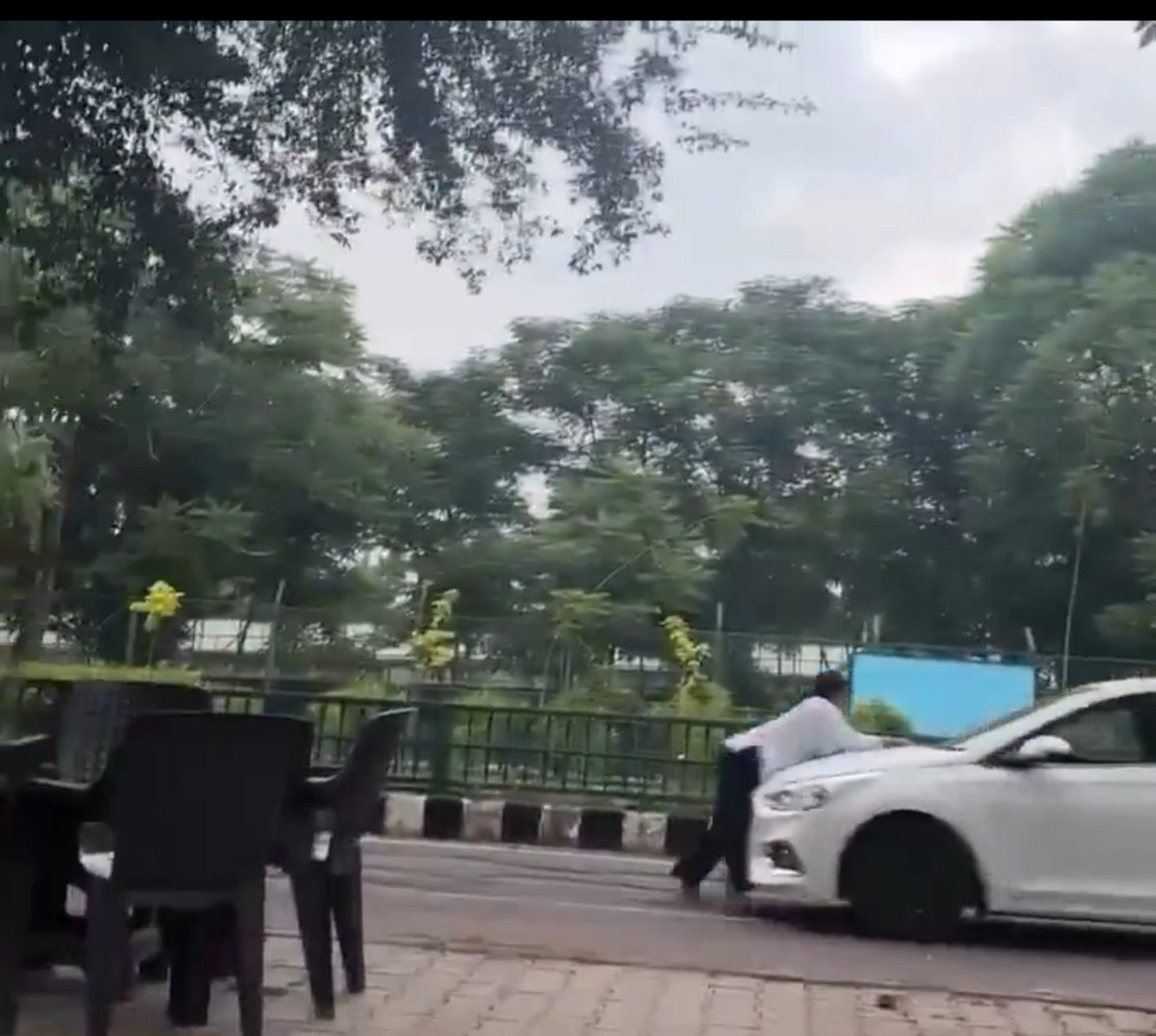 AnilYadavmedia1's tweet photo. कार और कार की बोनट पर लटकी लड़की,
और सड़क पर दीनदहाड़े भागती कार,

ये सीन उस राज्य के राजधानी का है,
जहां की क़ानून व्यवस्था का ढिंढोरा पीटने में रोजाना ढाई करोड़ से ज्यादा विज्ञापन पर खर्च किए जाते हैं,

@grok Tell The Story https://t.co/aVgXHN0n0p