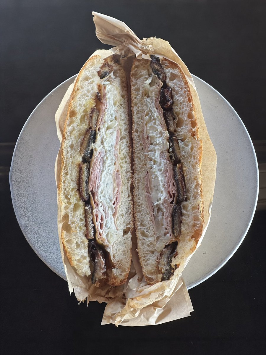 grande_bambu's tweet photo. うなぎパニーノ
Panino con anguilla
(天使のチャバッタ モルタデッラ 白茄子チーズ 玉ねぎ ゴルゴンゾーラ うなぎの蒲焼き)
#氷見パニノテカ https://t.co/FuTQcfovmy