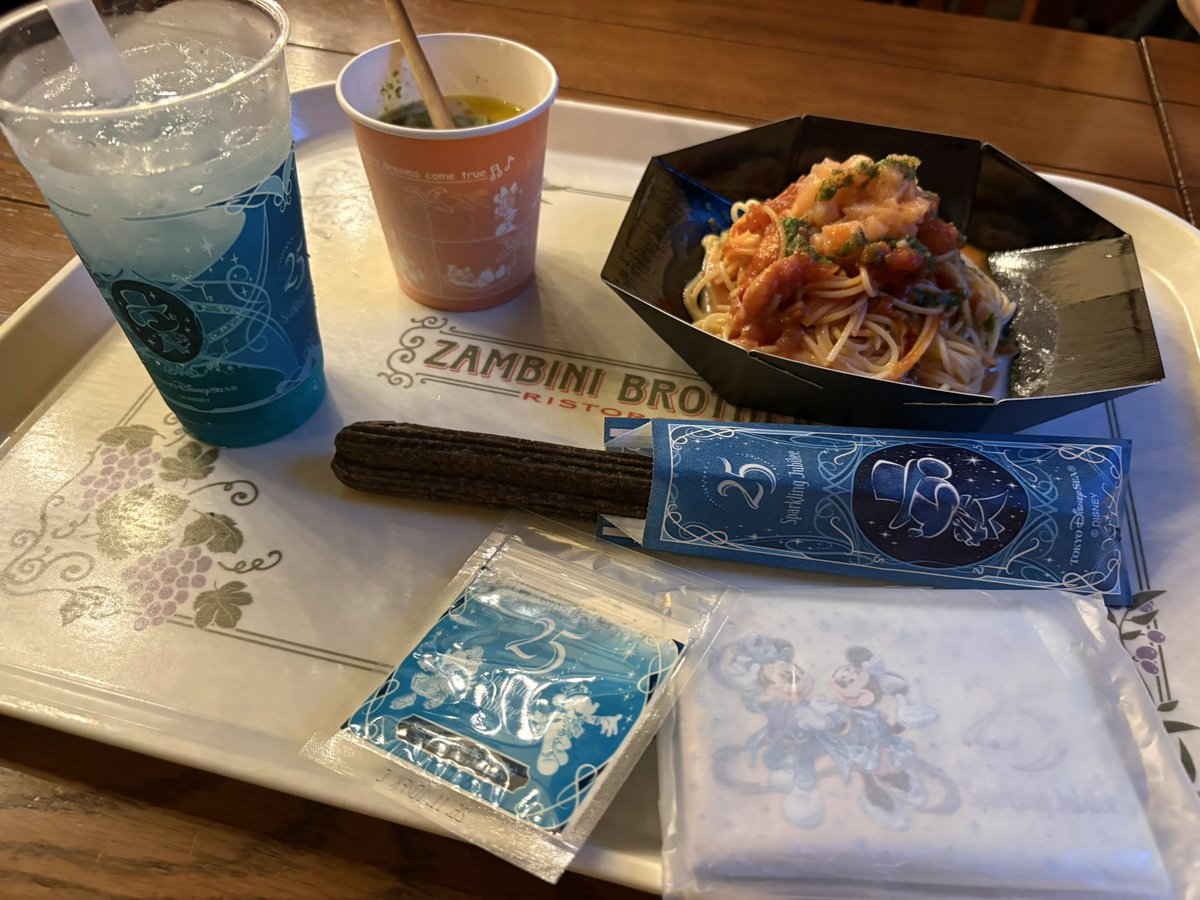 erieru48's tweet photo. ディズニーで食べたいもの、この夏の期間にしか食べられないもの中心にだいたい食べられてよかった✨️ https://t.co/Esay0H0rd9