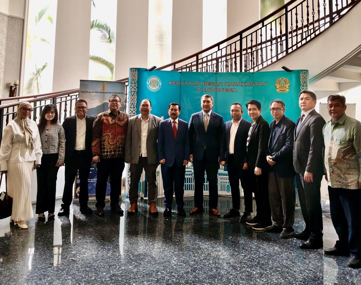 EmbKaz's tweet photo. Kazakhstan Expands Trade and Economic Cooperation with Indonesia

On 16 September, Ambassador Serzhan Abdykarimov met with KAPMI Chairman Muliansyah Abdurrahman and representatives of the organization to discuss bilateral trade, economic and investment cooperation. https://t.co/a3s868GhPb