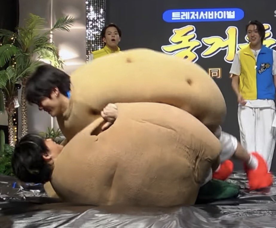 qtyjh's tweet photo. จังหวะน้องจองอูกระโดดทับจีฮุนกับโดยองกุขำเกือบตราย555555555555555555555ละน้ำหนักตัวเองม่ายใช่น้อย ๆ อ่ะ ไอสองคนด้านล่างลุกไม่ขึ้นเลยด้วยซ้ำ โดนหมูทับ https://t.co/fgKyiKKTK0