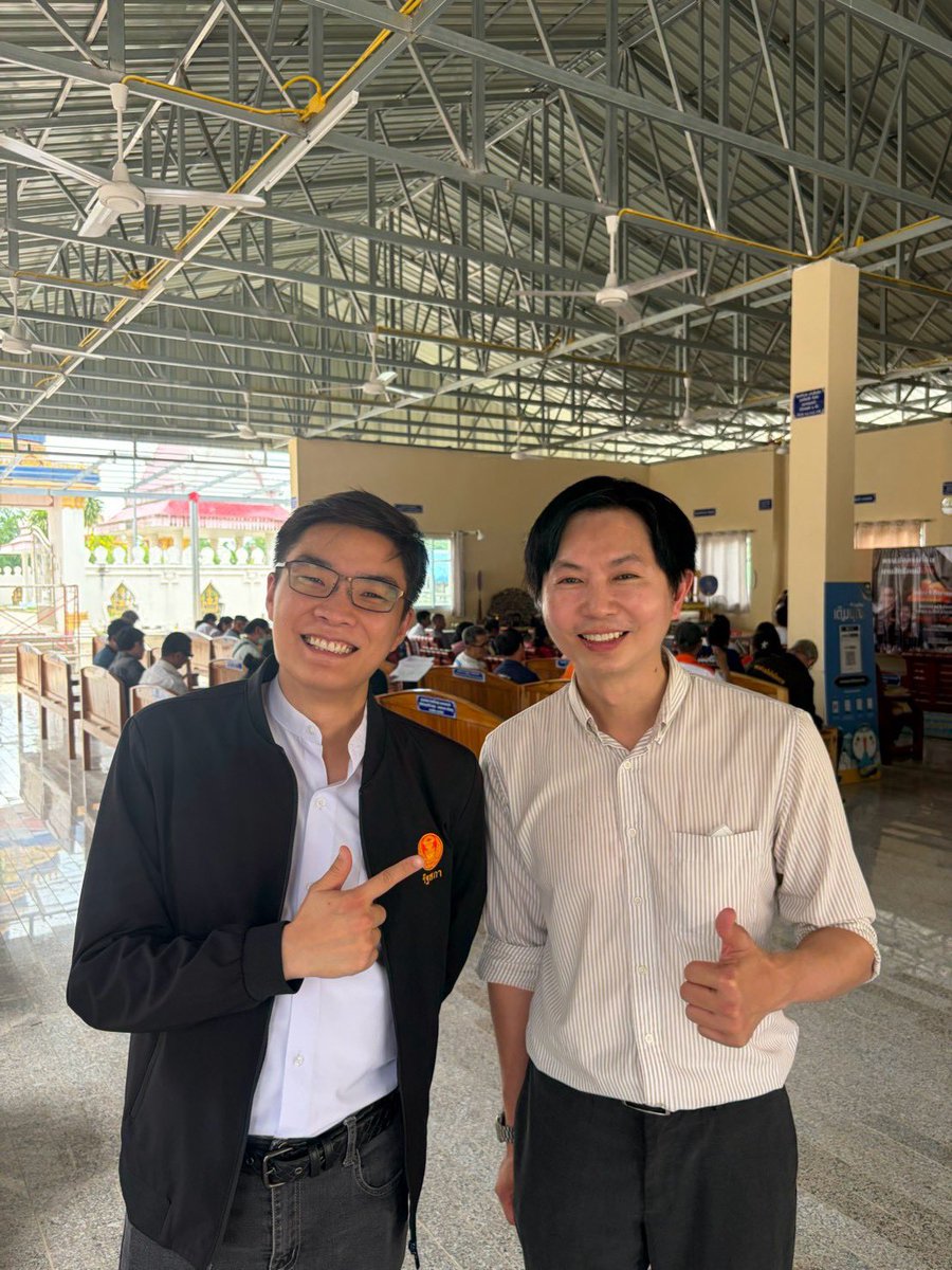 ArtThanyathorn's tweet photo. 🏠 ลงพื้นที่รับฟังปัญหาลูกบ้าน สื่อสารเรื่อง พ.ร.บ.การ #จัดสรรที่ดิน พ.ศ. 2568
ภาพบรรยากาศเมื่อครั้งที่ผมมาร่วมพูดคุยกับพี่น้องประชาชน ณ วัดช่องอู่ จอหอ จังหวัดนครราชสีมา ครับ 🧡
.
กฎหมายฉบับนี้เป็นอีกหนึ่งเรื่องที่ผมมีโอกาสร่วมทำงานในฐานะกรรมาธิการวิสามัญพิจารณาร่างกฎหมาย จึงอยากมารับฟังจากผู้ที่อาศัยอยู่ในหมู่บ้านจัดสรรจริงๆ ว่าแต่ละพื้นที่กำลังเผชิญปัญหาอะไร และสื่อสารว่ากฎหมายฉบับใหม่จะช่วยแก้ปัญหาได้ตรงจุดเพียงใด
.
ขอเป็นกำลังใจให้พี่ซัว ปิยชาติ รุจิพรวศิน ที่ตั้งใจนำเรื่องนี้มาพูดคุยกับพี่น้องในพื้นที่ รวมถึง สส.ฉัตร สุภัทรวณิชย์ และทีมสมาชิกสภาจังหวัดทุกท่านที่มาร่วมกันรับฟังและผลักดันการแก้ปัญหาครับ
.
ขอบคุณพี่น้องทุกคนที่มาร่วมพูดคุย แลกเปลี่ยนปัญหา และช่วยกันทำให้กฎหมายถูกนำไปใช้เพื่อยกระดับคุณภาพชีวิตของลูกบ้านได้จริงครับ 😊🧡
.
#อาร์ตธัญธร #พรรคประชาชน 
#บางแค #ภาษีเจริญ
