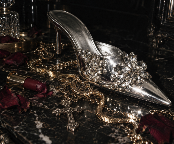 DesignMusee's tweet photo. Silver after dark.

Liquid-metal glamour, tangled gold, tarnished silver, and a trace of burgundy left behind on black marble.

#FashionEditorial #StillLife #VogueAesthetic https://t.co/AGpPzXTJEr