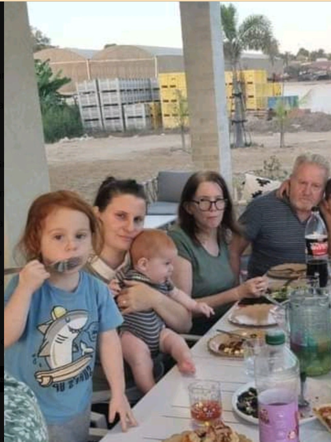 ACOM_es's tweet photo. Esta es la familia Silverman-Bibas unos días antes del 7 de octubre de 2023 en una celebración.
Todos los que aparecen en la foto han sido asesinados por terroristas palestinos.
-Los abuelos: José Luis y Marguit.
-La madre: Shiri
-Los nietos: Ariel y Kfir.
#neverforget 😰 https://t.co/M5IKX9HHG4