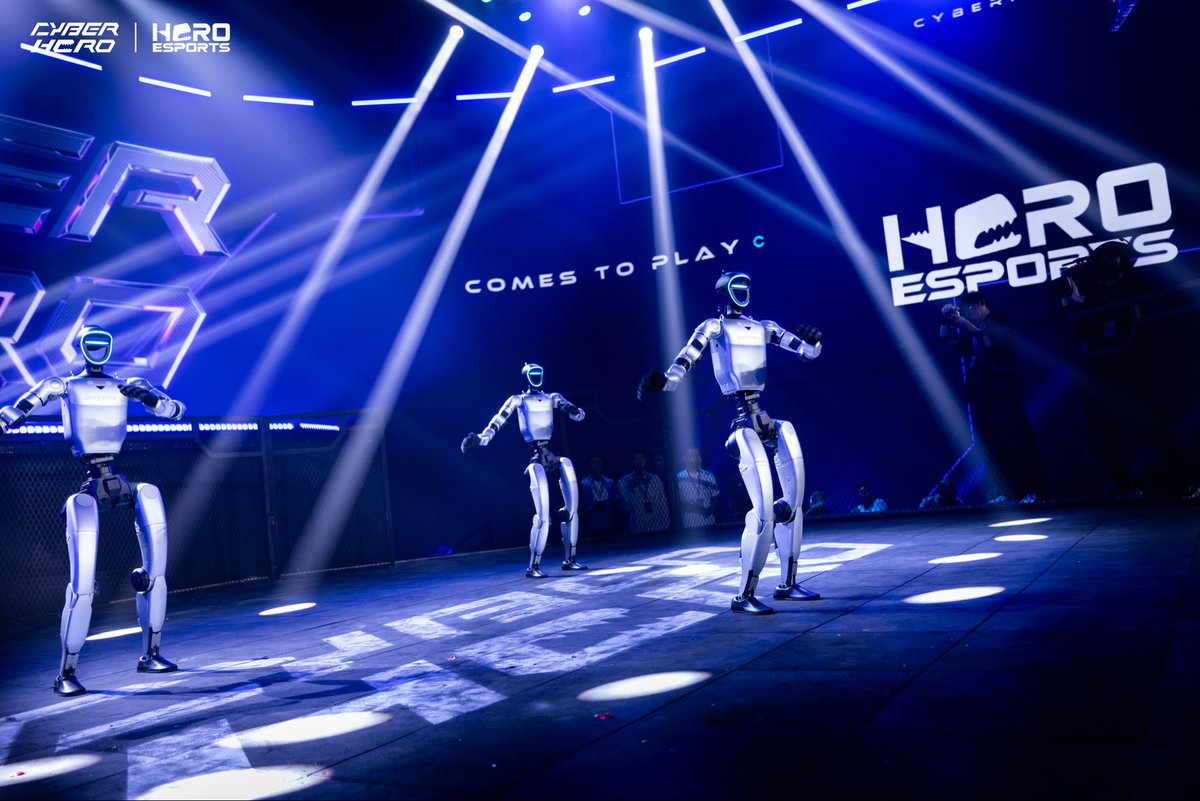 CyberHeroGlobal's tweet photo. The bell stops the round, but not the show. CyberHero halftime!

#cyberhero #heroesports #robots #riyadh https://t.co/5jqREiYqoa