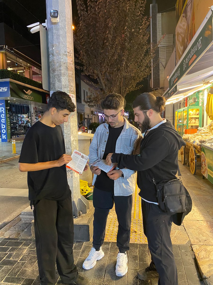 kdgenclik's tweet photo. Köklü Değişim Gençlik Kolları Düzce olarak, “Neslimiz Tehlikede: Kurtuluş İslami Eğitimde” kampanyamız çerçevesinde Düzce’de saha çalışmalarımızı gerçekleştirdik.

Şehrimizin farklı noktalarında gençlerle bir araya gelerek eğitim meselesi üzerine sohbet ettik, broşürlerimizi ulaştırarak kampanyamızın temel mesajlarını paylaştık. Bugün gençlerin karşı karşıya kaldığı ahlaki, sosyal ve fikrî problemlerin yalnızca sonuçlarıyla değil, bu sorunların ortaya çıkmasına zemin hazırlayan eğitim anlayışıyla birlikte ele alınması gerektiğine dikkat çektik.

Eğitimin yalnızca sınav, diploma ve meslek kazandırma sürecinden ibaret olmadığını; genç insanın karakterini, değerlerini ve hayata bakışını şekillendiren temel bir unsur olduğunu ifade ettik.

İnancını, değerlerini ve sorumluluklarını bilen bir neslin yetişmesi için İslami eğitimin önemini anlatmaya devam edeceğiz.

Düzce’de sahadayız, gençliğimizin geleceği için çalışıyoruz.

Rabbimizden çalışmalarımızı hayırlı ve bereketli kılmasını, neslimizin ıslahına vesile olmasını niyaz ediyoruz. Âmin.

#GeleceğimizİslamiEğitimde
#ŞahsiyetliNesil