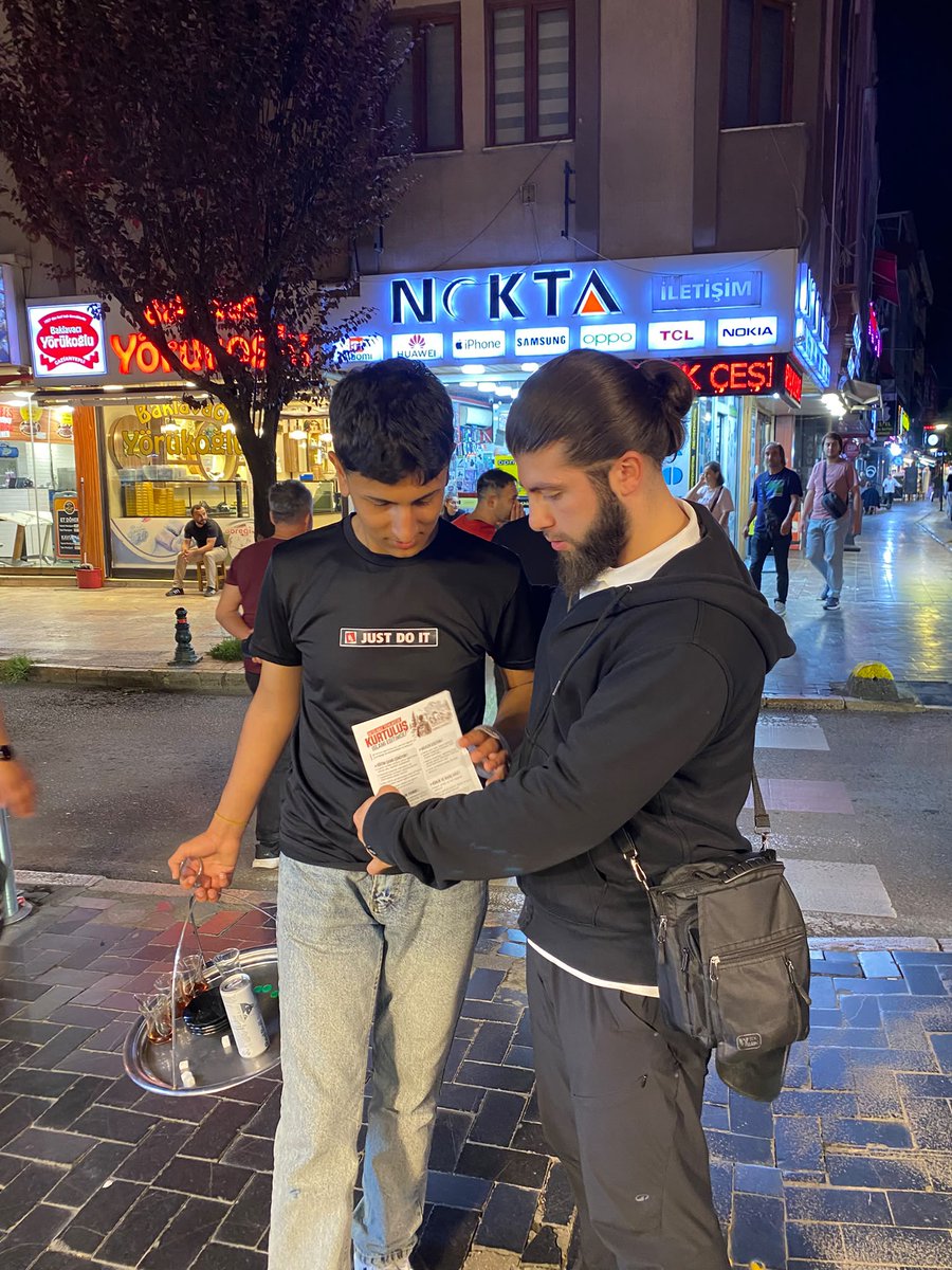 kdgenclik's tweet photo. Köklü Değişim Gençlik Kolları Düzce olarak, “Neslimiz Tehlikede: Kurtuluş İslami Eğitimde” kampanyamız çerçevesinde Düzce’de saha çalışmalarımızı gerçekleştirdik.

Şehrimizin farklı noktalarında gençlerle bir araya gelerek eğitim meselesi üzerine sohbet ettik, broşürlerimizi ulaştırarak kampanyamızın temel mesajlarını paylaştık. Bugün gençlerin karşı karşıya kaldığı ahlaki, sosyal ve fikrî problemlerin yalnızca sonuçlarıyla değil, bu sorunların ortaya çıkmasına zemin hazırlayan eğitim anlayışıyla birlikte ele alınması gerektiğine dikkat çektik.

Eğitimin yalnızca sınav, diploma ve meslek kazandırma sürecinden ibaret olmadığını; genç insanın karakterini, değerlerini ve hayata bakışını şekillendiren temel bir unsur olduğunu ifade ettik.

İnancını, değerlerini ve sorumluluklarını bilen bir neslin yetişmesi için İslami eğitimin önemini anlatmaya devam edeceğiz.

Düzce’de sahadayız, gençliğimizin geleceği için çalışıyoruz.

Rabbimizden çalışmalarımızı hayırlı ve bereketli kılmasını, neslimizin ıslahına vesile olmasını niyaz ediyoruz. Âmin.

#GeleceğimizİslamiEğitimde
#ŞahsiyetliNesil