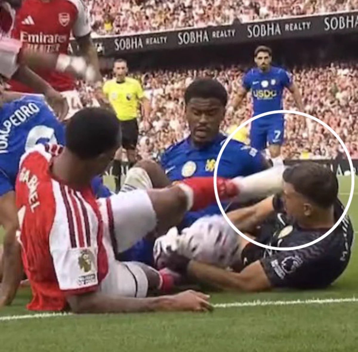 ChelsTransfer's tweet photo. ❌ Arsenal centre-back Gabriel did not commit “an act of violent conduct or serious foul play” when appearing to kick out at Chelsea goalkeeper Emiliano Martinez, a Premier League panel has said.
(Athletic) 

Clear favouritism again. 🤡 https://t.co/spbBuE6OKW