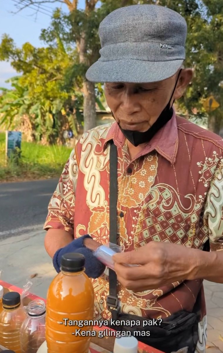 LiaAfri03881071's tweet photo. Kehilangan empat jari saat kerja di Gilingan Bakso, kini Pak Supar jualan jamu keliling🥹
Ini jamu yg bikin istri saya mas, saya bantu jualin,
Dari rumah berangkat jam 3 tapi mampir masjid dulu di Babakan, lalu ke arah Klapasawit dan Kedungwuluh"
Kalau lihat, ayo beli dan larisi lur😍

Sehat selalu Pak Supar!

ceritarasaindonesia