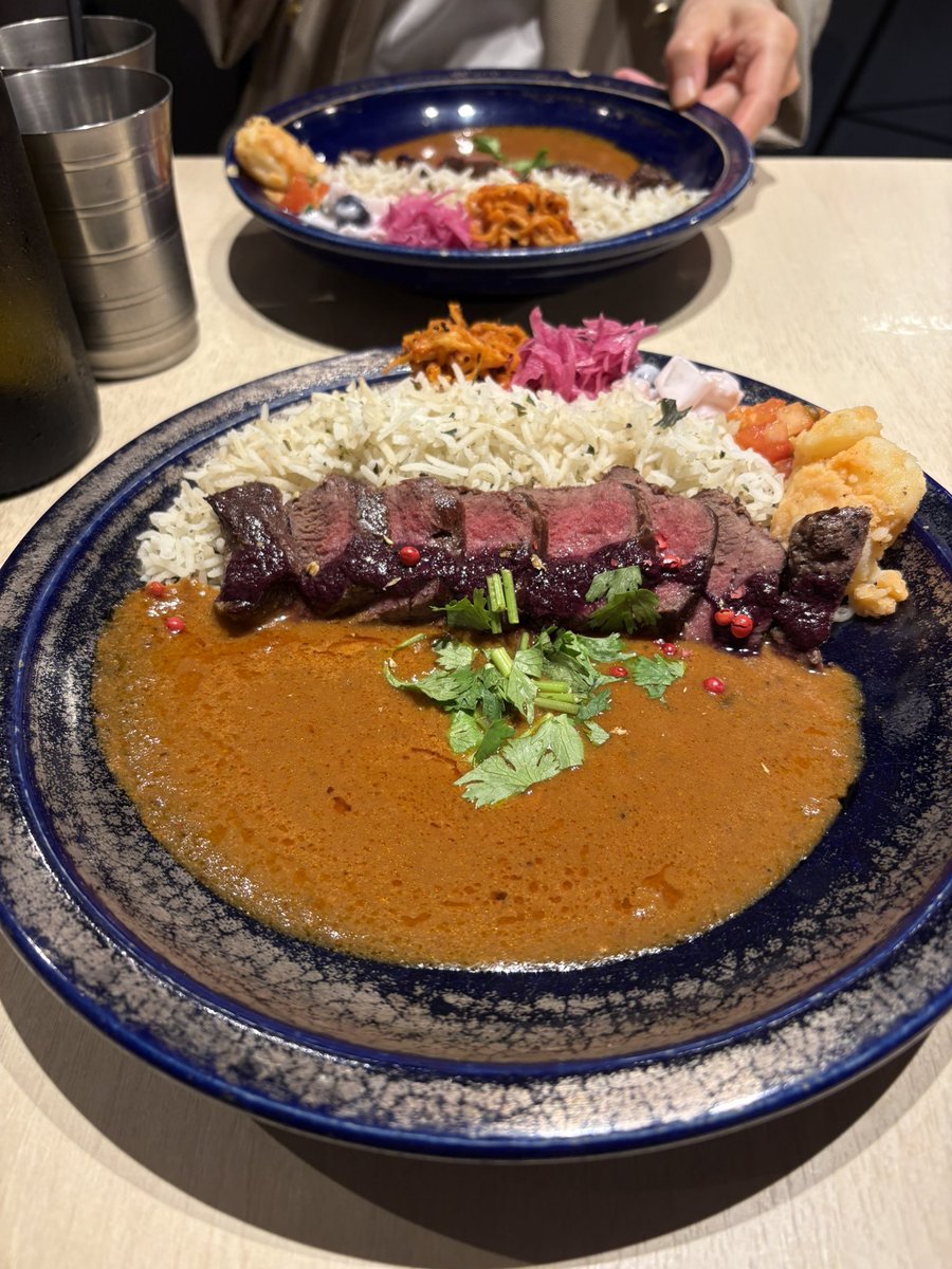 currypuakupuaku's tweet photo. 数々のカレー衣装をデザインしてくれたコヤマシノブちゃんと京都スパイスゲートでカレーミーティング😊鹿肉のステーキが載ったスペシャルなお皿に感動しつつ、ワクワク作戦会議いたしました\(^o^)/🦌✨いろいろ始動していくぞ‼️
#SPICEGATE https://t.co/x8KKzm7qga
