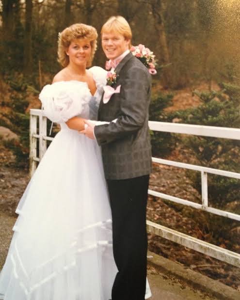 terciobrilhante's tweet photo. 🇳🇱A atriz e empresária Bartina Koeman morreu hoje, aos 65 anos, após uma longa luta pública contra o câncer de mama.

Desde 1985, ela era casada com Ronald Koeman, ícone do futebol holandês e maior zagueiro-artilheiro da história.

Bartina foi diagnosticada com câncer de mama pela primeira vez em 2010. Após uma remissão inicial em 2012, voltou a enfrentar a doença em 2018, quando uma ressonância revelou metástases crônicas na coluna vertebral.

A partir deste momento, decidiu que se tornaria porta-voz do tratamento da doença em seu país, fazendo apelos públicos recorrentes na esperança de inspirar outras mulheres a se examinarem para a prevenção.

A intensidade cotidiana de seu tratamento em Amsterdã teve impacto direto na vida profissional do treinador holandês, que apontava a companhia esposa como fonte de paz nos momentos turbulentos que viveu durante trabalhos pela Seleção Neerlandesa e Barcelona.

Por 40 anos, os dois permaneceram casados e ativos na vida pública holandesa. Juntos, tiveram 3 filhos e 5 netos.

O casal Koeman se conheceu no começo da carreira de Ronald, quando ele ainda era mais conhecido por ser  parente do promissor meio-campista Erwin Koeman, seu irmão-caçula e futuro colega de seleção.

Graças a passagem de sucesso de Erwin no Groningen, Ronald recebeu em 1980 uma oportunidade na base do clube do norte dos Países Baixos.

Um dia, o jovem beque saiu para comprar sapatos na cidade e acabou fazendo amizade com a filha do dono da loja: Bartina. Dali, nasceu o relacionamento de toda uma vida.

Antes da Eurocopa de 2024, um episódio grave: com imunidade reduzida, Bartina desenvolveu pneumonia dupla e sepse, teve pressão baixa e chegou a apresentar falência de órgãos. Ficou sete dias na UTI, mas não só sobreviveu, como utilizou o episódio para defender a vacinação e celebrar a inesperada recuperação da campanha neerlandesa no torneio: treinada por Ronald Koeman, a Holanda foi de terceiro lugar no grupo à semifinalista da copa continental.

Durante a Copa do Mundo de 2026, Koeman falou publicamente sobre a dificuldade de ficar distante de Bartina enquanto comandava a seleção da Holanda.

Após a eliminação precoce no torneio após ser superado por Marrocos nos pênaltis, o ex-zagueiro optou por renunciar ao cargo, pondo fim a sua segunda passagem à frente da Laranja.

Ron citou a situação de Bartina ao explicar que as questões pessoais de saúde de sua amada haviam ganhado peso maior em sua vida nos últimos dias:

"Minha esposa, Bartina, apesar de sua luta contra uma doença, me apoiou e incentivou todos os dias a concluir meu trabalho como treinador da seleção. Isso demonstra uma força extraordinária. Sou mais grato a ela do que jamais conseguirei expressar em palavras".

O Barcelona, onde Ronald Koeman fez história, manifestou pesar oficial pela morte. A tendência é que os demais clubes da carreira de Ron façam o mesmo nas próximas horas.

Que descanse em paz🖤