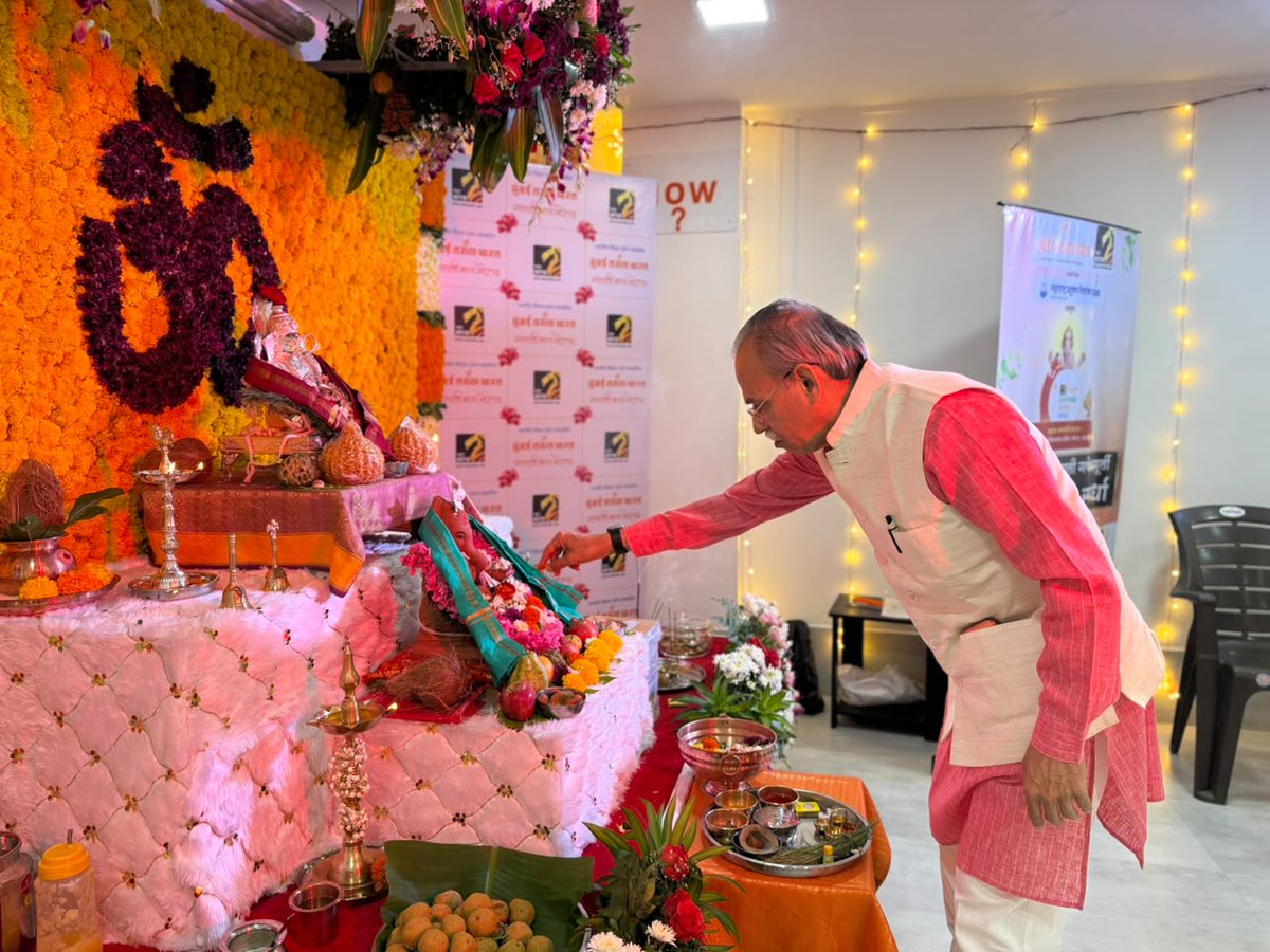 TheMahaMTB's tweet photo. महाराष्ट्र राज्य खादी व ग्रामोद्योग मंडळाचे सभापती रवींद्र साठे यांनी दै. मुंबई तरुण भारतच्या बाप्पाचे दर्शन घेतले. यावेळी चीफ कंटेंट ऑफिसर संदीप साखरे यांनी त्यांचा शाल, श्रीफळ व प्रसाद देऊन सन्मान केला.
@RavindraSathe64
#ravindrasathe #mahamtb #EcoFriendlyganesha https://t.co/vikeANPCm7