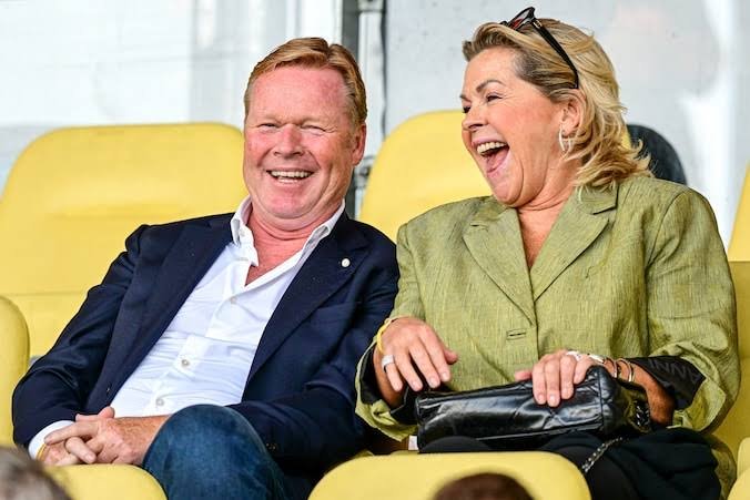 terciobrilhante's tweet photo. 🇳🇱A atriz e empresária Bartina Koeman morreu hoje, aos 65 anos, após uma longa luta pública contra o câncer de mama.

Desde 1985, ela era casada com Ronald Koeman, ícone do futebol holandês e maior zagueiro-artilheiro da história.

Bartina foi diagnosticada com câncer de mama pela primeira vez em 2010. Após uma remissão inicial em 2012, voltou a enfrentar a doença em 2018, quando uma ressonância revelou metástases crônicas na coluna vertebral.

A partir deste momento, decidiu que se tornaria porta-voz do tratamento da doença em seu país, fazendo apelos públicos recorrentes na esperança de inspirar outras mulheres a se examinarem para a prevenção.

A intensidade cotidiana de seu tratamento em Amsterdã teve impacto direto na vida profissional do treinador holandês, que apontava a companhia esposa como fonte de paz nos momentos turbulentos que viveu durante trabalhos pela Seleção Neerlandesa e Barcelona.

Por 40 anos, os dois permaneceram casados e ativos na vida pública holandesa. Juntos, tiveram 3 filhos e 5 netos.

O casal Koeman se conheceu no começo da carreira de Ronald, quando ele ainda era mais conhecido por ser  parente do promissor meio-campista Erwin Koeman, seu irmão-caçula e futuro colega de seleção.

Graças a passagem de sucesso de Erwin no Groningen, Ronald recebeu em 1980 uma oportunidade na base do clube do norte dos Países Baixos.

Um dia, o jovem beque saiu para comprar sapatos na cidade e acabou fazendo amizade com a filha do dono da loja: Bartina. Dali, nasceu o relacionamento de toda uma vida.

Antes da Eurocopa de 2024, um episódio grave: com imunidade reduzida, Bartina desenvolveu pneumonia dupla e sepse, teve pressão baixa e chegou a apresentar falência de órgãos. Ficou sete dias na UTI, mas não só sobreviveu, como utilizou o episódio para defender a vacinação e celebrar a inesperada recuperação da campanha neerlandesa no torneio: treinada por Ronald Koeman, a Holanda foi de terceiro lugar no grupo à semifinalista da copa continental.

Durante a Copa do Mundo de 2026, Koeman falou publicamente sobre a dificuldade de ficar distante de Bartina enquanto comandava a seleção da Holanda.

Após a eliminação precoce no torneio após ser superado por Marrocos nos pênaltis, o ex-zagueiro optou por renunciar ao cargo, pondo fim a sua segunda passagem à frente da Laranja.

Ron citou a situação de Bartina ao explicar que as questões pessoais de saúde de sua amada haviam ganhado peso maior em sua vida nos últimos dias:

"Minha esposa, Bartina, apesar de sua luta contra uma doença, me apoiou e incentivou todos os dias a concluir meu trabalho como treinador da seleção. Isso demonstra uma força extraordinária. Sou mais grato a ela do que jamais conseguirei expressar em palavras".

O Barcelona, onde Ronald Koeman fez história, manifestou pesar oficial pela morte. A tendência é que os demais clubes da carreira de Ron façam o mesmo nas próximas horas.

Que descanse em paz🖤