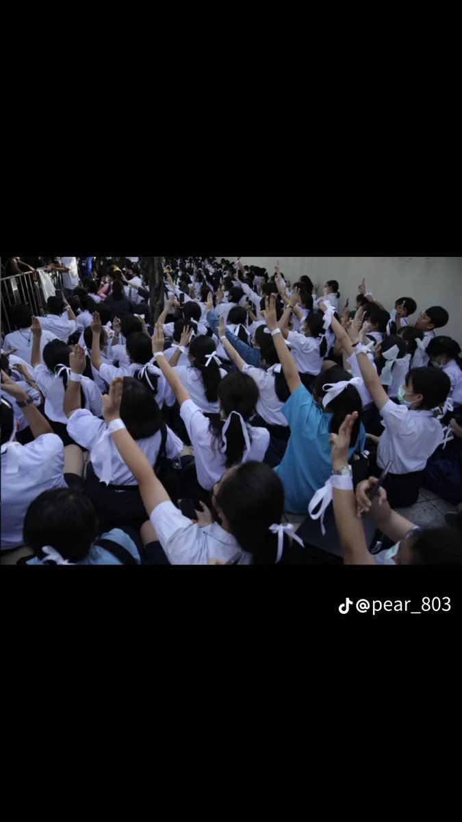 luvkytoyou's tweet photo. ถ้าพวกน้องคิดว่าเรื่องการเมืองเป็นแค่เรื่องของคนบางกลุ่มเป็นแค่เรื่องของผู้ใหญ่ในสภาแล้วพวกกูจะออกมาเรียกร้องทำเหี้ยอะไรคะพวกกูจะออกมาชูสามนิ้วตอนปี 63 ไหมเพราะกูจะออกมาผูกโบว์ขาวไปโรงเรียนไหม 
(ขออนุญาติเจ้าของภาพ)
#สั่งฟ้อง229 #สั่งฟ้องสว https://t.co/y8BM1B37as