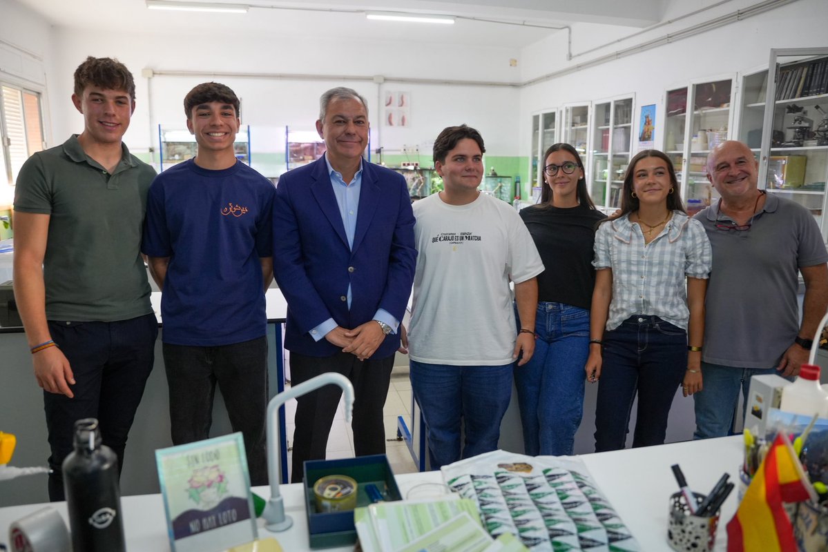 jlsanzalcalde's tweet photo. Miles de sevillanos arrancan una etapa clave de su vida.

Comienza bachillerato y he estado junto a la comunidad educativa de los @SalesianosSTRD, centro referente en Sevilla en todas las edades, para desearles lo mejor a todos los jóvenes de Sevilla que inician este nuevo tiempo https://t.co/ehYCPoT6bW