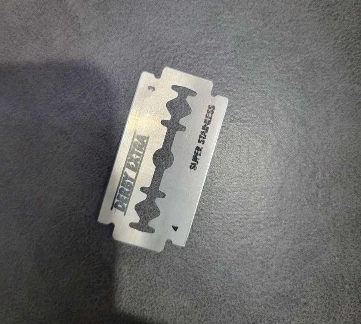 minhow0's tweet photo. @Rere3ebj I use this and my technique is just to pass it fast and press it hard, it has to be sharp, otherwise it will only make a scratch :3 https://t.co/CPTR3eF2a1