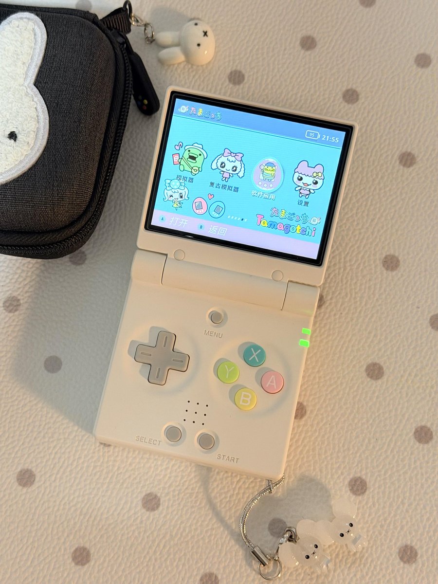 mechdiy's tweet photo. The cutest pocket retro handheld you’ve ever seen ✨
Unfold your childhood with Miyoo Mini Flip!
#miyoominiflip #retrohandheld #pocketgaming #retrogaming #gameboyvibes #mechdiy https://t.co/ZEAnvYeDcI