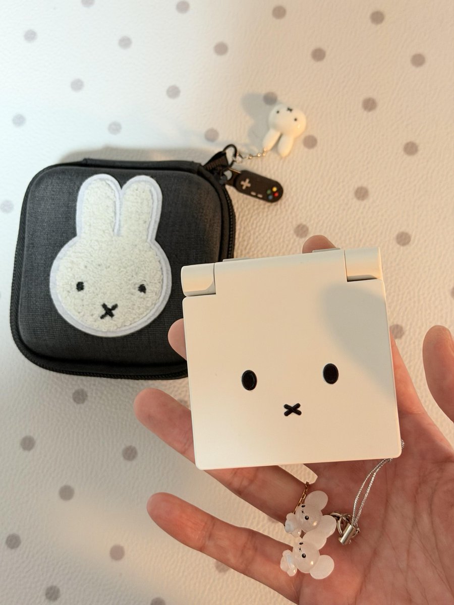 mechdiy's tweet photo. The cutest pocket retro handheld you’ve ever seen ✨
Unfold your childhood with Miyoo Mini Flip!
#miyoominiflip #retrohandheld #pocketgaming #retrogaming #gameboyvibes #mechdiy https://t.co/ZEAnvYeDcI