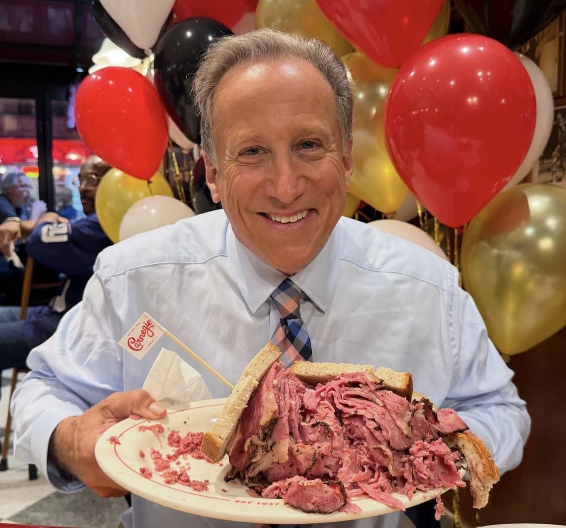 JohnnySportsMan's tweet photo. We’re back!!!! The delicious Carnegie Deli! My favorite is pastrami on rye with deli mustard https://t.co/R5iTDwqGIG