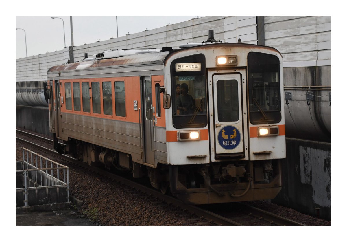 H4Rnw's tweet photo. 城北線キハ11撮影
名古屋で1両の車両が走ってるのは違和感ありありですね笑
 #城北線  #キハ11  #Nikon https://t.co/ODbVaaTe8n