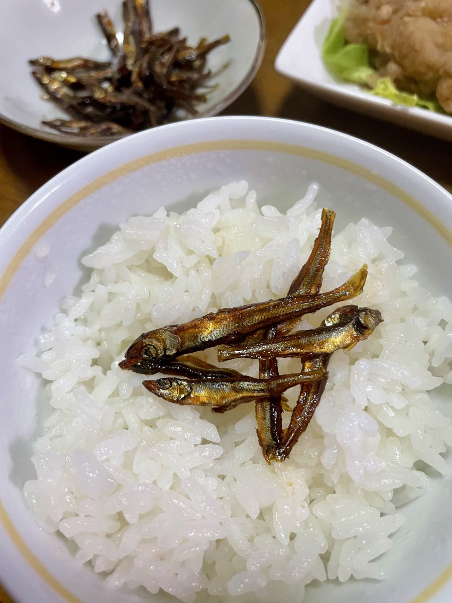 omochiotete's tweet photo. 旦那がまたしても送ってくれた🥹
苦手な人も居るかもなのでセンシティブ…
わかさぎの…つくだに…🐟💖💖
美味しすぎて泣いた、これだけでご飯が進みまくる🍚✨甘くて噛むとじゅわっと染みでるの…まじで白米に合いすぎ‼️‼️‼️おかわりしたい‼️‼️‼️ https://t.co/iAKh0UKae5
