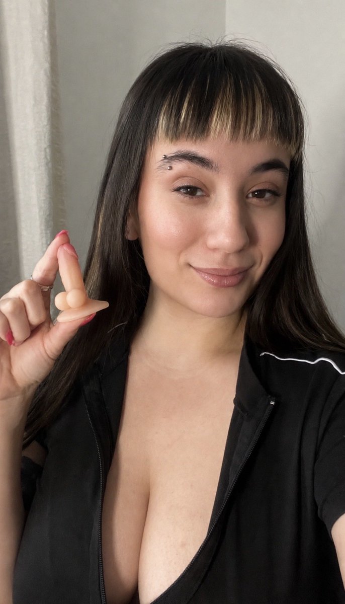 SofiabrattyN's tweet photo. If your dick is tiny, your tribute better not be. Remember your place, little sub 😈

#SPH #Findom #Femdom
#PayPig https://t.co/rjW3bAaDav