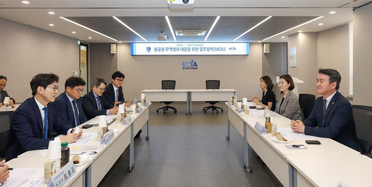 kcs_leejw's tweet photo. <한국화학산업협회와 업무협약 체결, 민·관 협력으로 국내 화학산업의 경쟁력을 뒷받침하고 공정한 시장을 지키겠습니다>
 
오늘 주요 화학업체 관계자분들이 참석한 가운데, 국내 화학산업을 보호하고 공정한 무역질서를 확립하기 위해 한국화학산업협회와 업무협약을 체결했습니다.
 
이번 협약은 저가 덤핑과 불법 우회수입 등 국내 화학산업에 피해를 주는 불공정행위에 민·관이 함께 대응해야 한다는 공감대에서 출발했습니다. 덤핑방지관세는 외국 물품이 지나치게 낮은 가격으로 수입돼 국내 산업에 피해를 주는 것을 방지하기 위해 부과하는 관세입니다. 그러나 이를 피하기 위해 품목이나 규격, 거래방식을 달리하는 등 회피 수법도 다양하게 나타나고 있습니다. 지난해 관세청은 중국산 후판에 부과된 덤핑방지관세를 피하려 후판 표면에 페인트를 칠한 뒤 덤핑방지관세 대상이 아닌 컬러강판으로 위장해 수입한 사례를 적발하기도 했습니다.
 
이처럼 갈수록 교묘해지는 불공정행위를 조기에 포착하여 효과적으로 대응하려면 산업현장의 정보와 관세청의 수출입 데이터를 긴밀하게 연결해야 합니다. 관세청과 한국화학산업협회는 화학제품의 수입 동향과 우범정보 공유부터 제도 개선까지 상시 협력체계를 구축합니다. 반기마다 민·관 실무협의회를 열고 상시 정보 공유 핫라인을 운영해 덤핑방지관세 회피 정황이나 우회수입 징후를 조기에 포착하고 신속히 대응하겠습니다.
 
관세청은 덤핑방지관세 회피와 원산지 둔갑 등 불공정무역에 대한 조사·단속도 강화하고 있습니다. 올해 서울·인천·부산 등에 덤핑 전담부서를 신설하고 모든 덤핑대상 품목에 대해 연차별 관세조사를 진행하고 있습니다. 위험정보 분석이나 산업계 제보를 통해 이상 징후가 확인되면 특별조사에 착수하고, 저가 수입물품을 국내산으로 속이거나 단순 가공한 뒤 원산지를 둔갑시키는 행위도 기획단속하고 있습니다.
 
산업현장의 정보와 관세청의 데이터 분석·조사가 유기적으로 맞물려야 고도화되는 불공정무역에 적기에 대응할 수 있습니다. 민·관의 긴밀한 정보공유를 바탕으로 저가 덤핑과 불법 우회수입을 면밀히 살펴, 국내 화학산업의 경쟁력을 뒷받침하고 공정한 시장을 지키겠습니다.