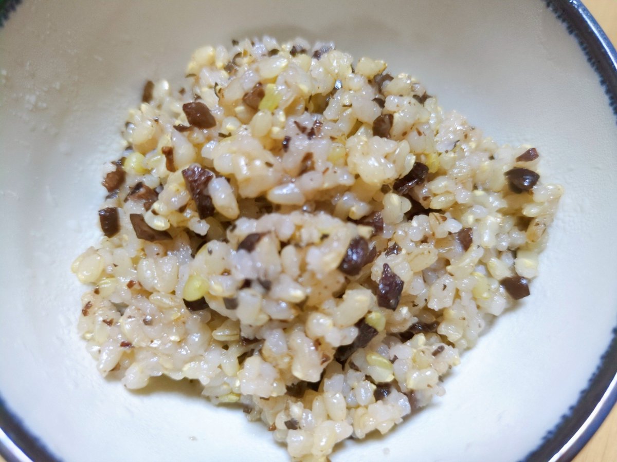 yurimarustar's tweet photo. 今日の晩ご飯。

☆黒豆入り玄米ご飯
☆かつおたたき
☆ひじき煮
☆ゴーヤサラダ

やっと炊けた玄米ご飯。
もうちょっと硬めがよいかな。
ちびゴーヤも食べ切り。
ポン酢は辞めてハーブソルト＆オリーブオイルにすこしのマヨネーズ。 https://t.co/oX3vkCFEUA