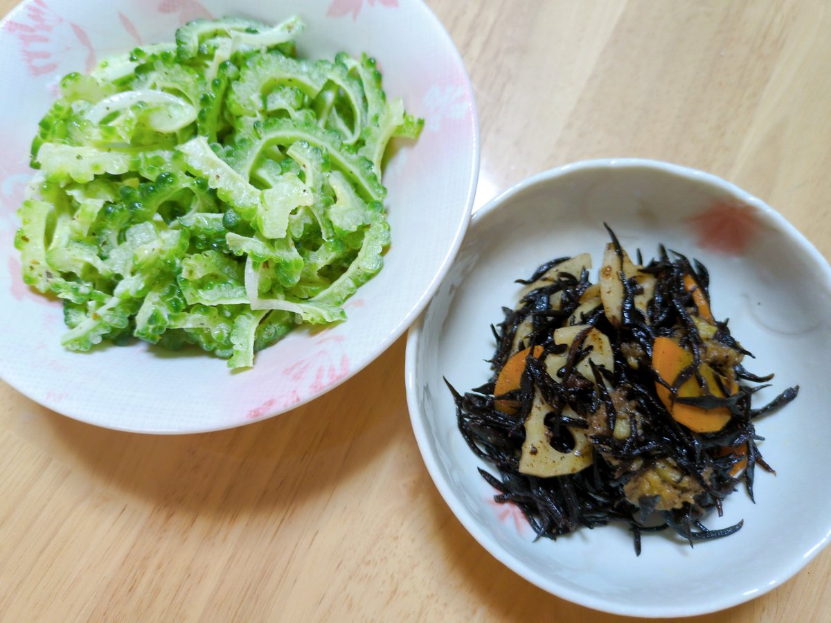 yurimarustar's tweet photo. 今日の晩ご飯。

☆黒豆入り玄米ご飯
☆かつおたたき
☆ひじき煮
☆ゴーヤサラダ

やっと炊けた玄米ご飯。
もうちょっと硬めがよいかな。
ちびゴーヤも食べ切り。
ポン酢は辞めてハーブソルト＆オリーブオイルにすこしのマヨネーズ。 https://t.co/oX3vkCFEUA
